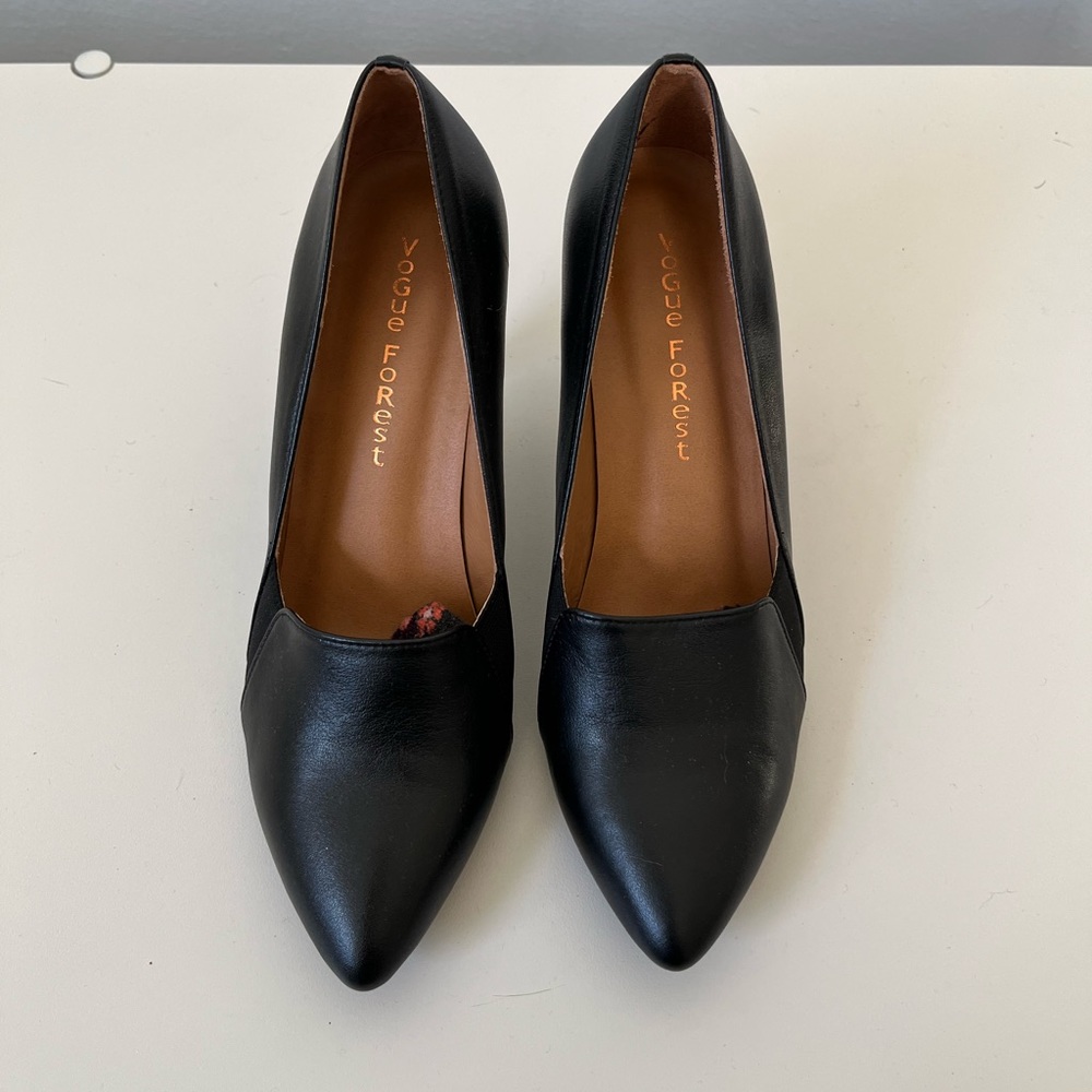 Black high heels with elastic details